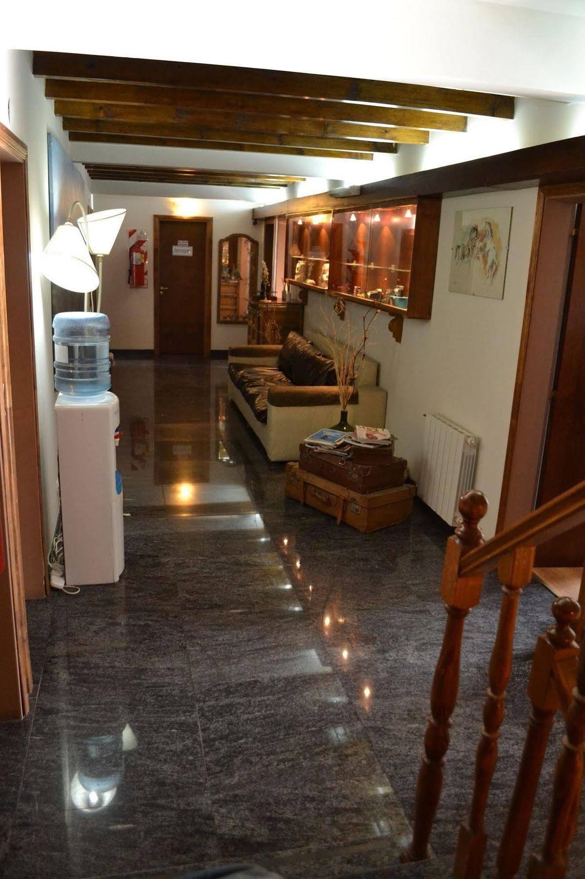 Las Avutardas Hosteria El Calafate Exterior photo